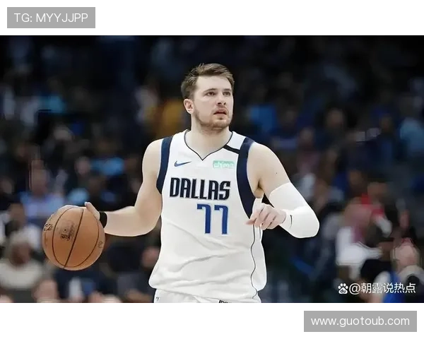 东契奇上半场狂砍32分詹姆斯无奈在替补席打哈欠观战